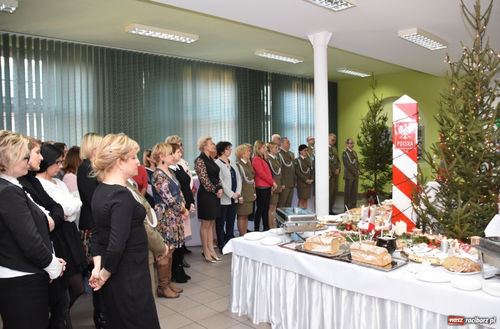 Zdjęcie w galerii na portalu naszraciborz.pl: Księża dwóch wyznań dzielili się w Raciborzu opłatkiem wiadomości z regionu