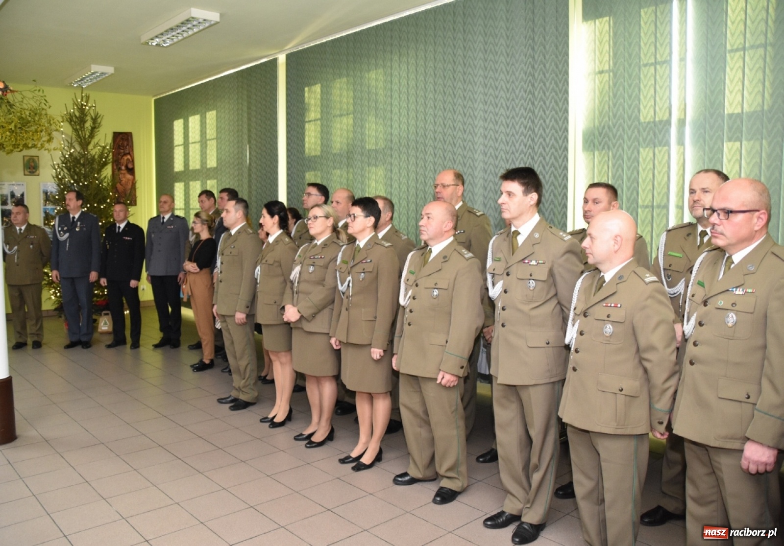 Zdjęcie w galerii na portalu naszraciborz.pl: Księża dwóch wyznań dzielili się w Raciborzu opłatkiem wiadomości z regionu