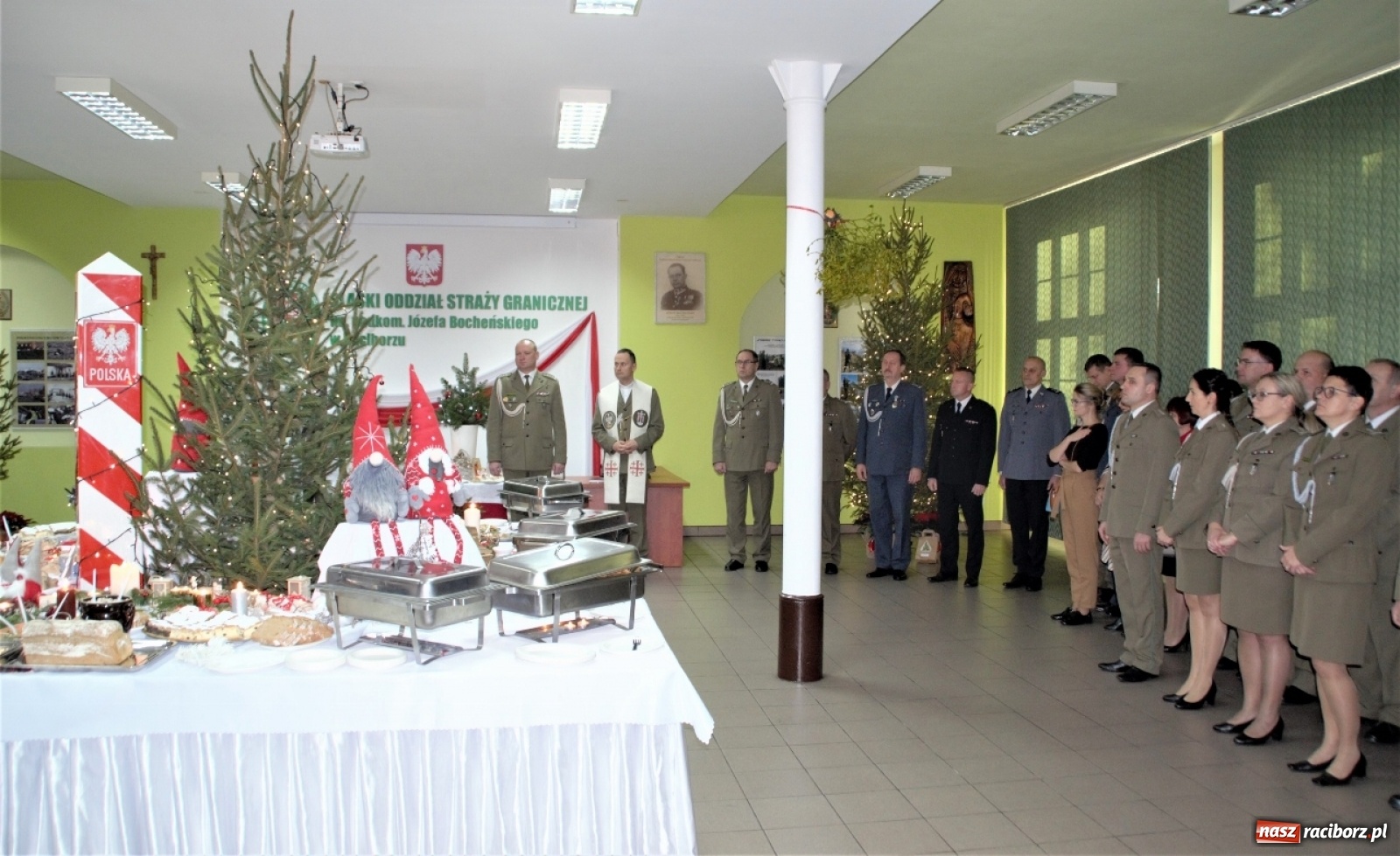 Zdjęcie w galerii na portalu naszraciborz.pl: Księża dwóch wyznań dzielili się w Raciborzu opłatkiem wiadomości z regionu