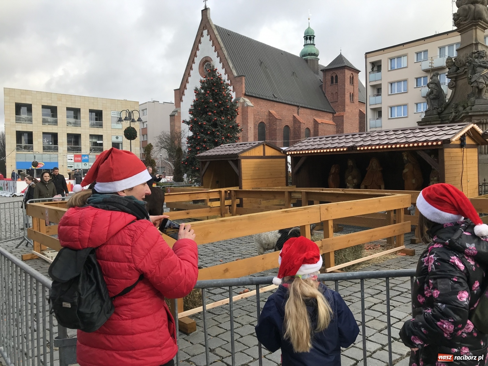 Zdjęcie w galerii na portalu naszraciborz.pl: Na raciborskim Rynku stanęła żywa szopka [FOTO i WIDEO] wiadomości z regionu