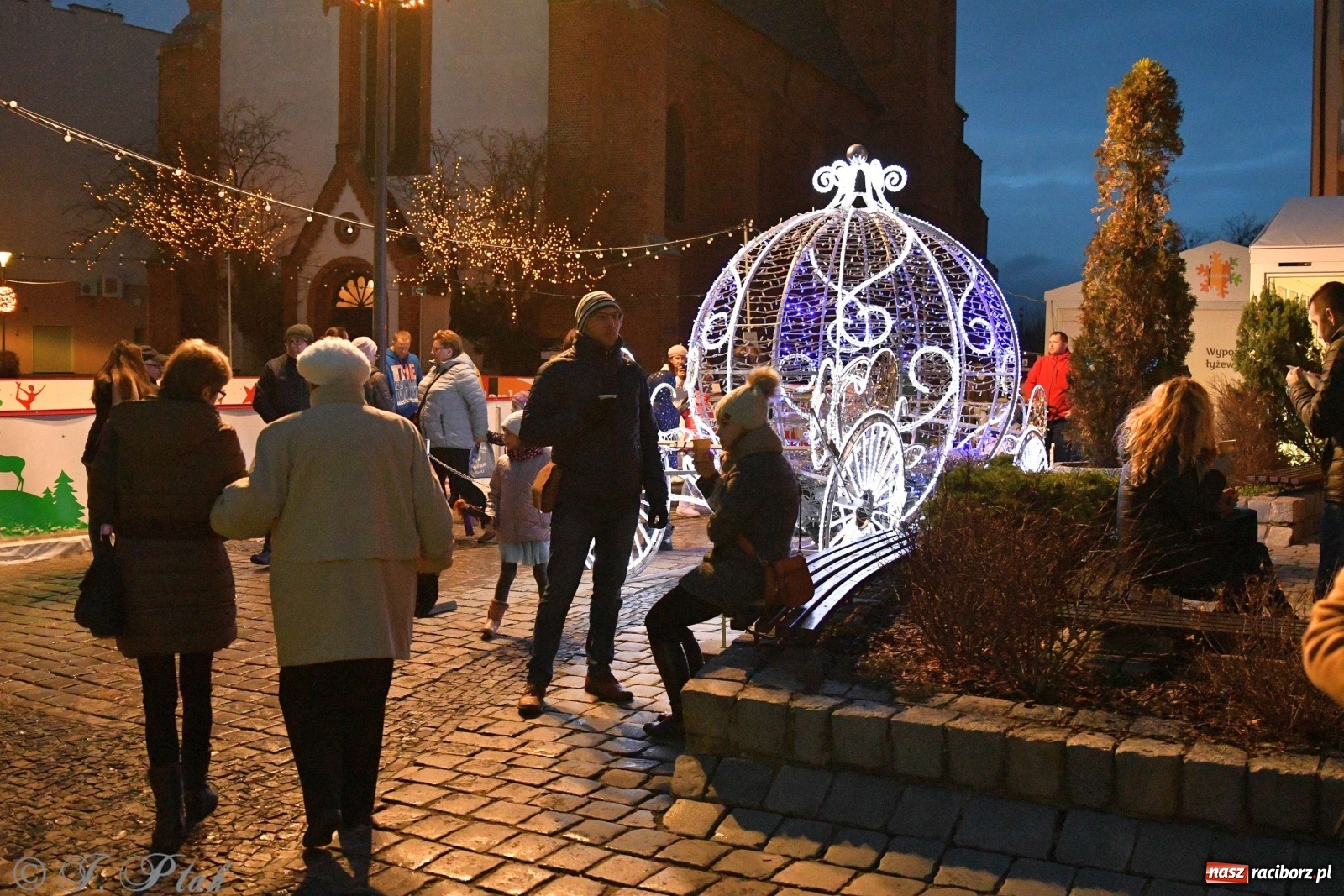 Zdjęcie w galerii na portalu naszraciborz.pl: Raciborskie kolędowanie na Rynku [FOTO i WIDEO] wiadomości z regionu