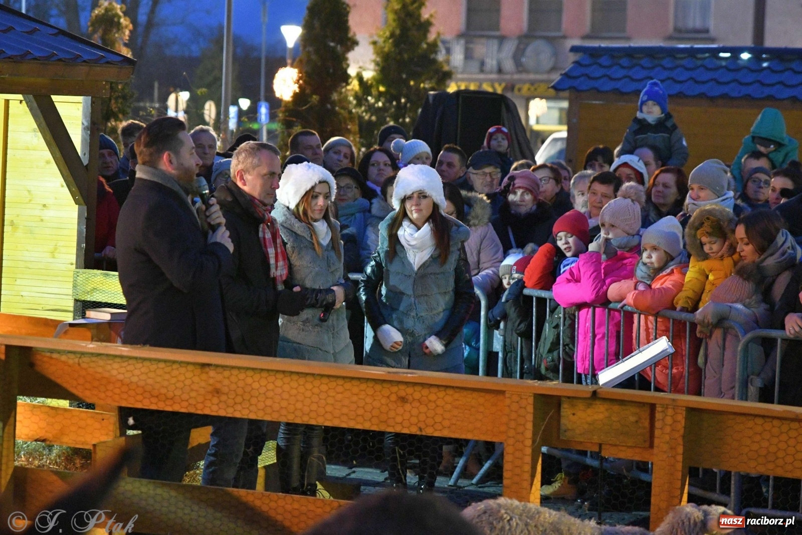 Zdjęcie w galerii na portalu naszraciborz.pl: Raciborskie kolędowanie na Rynku [FOTO i WIDEO] wiadomości z regionu