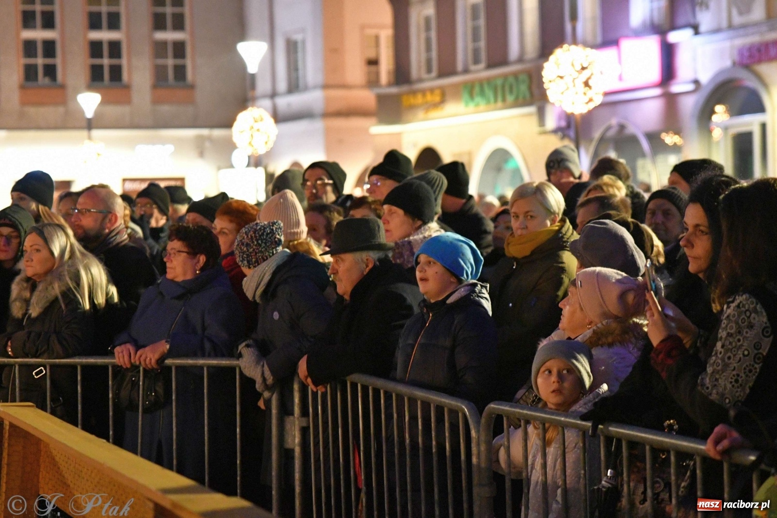 Zdjęcie w galerii na portalu naszraciborz.pl: Raciborskie kolędowanie na Rynku [FOTO i WIDEO] wiadomości z regionu