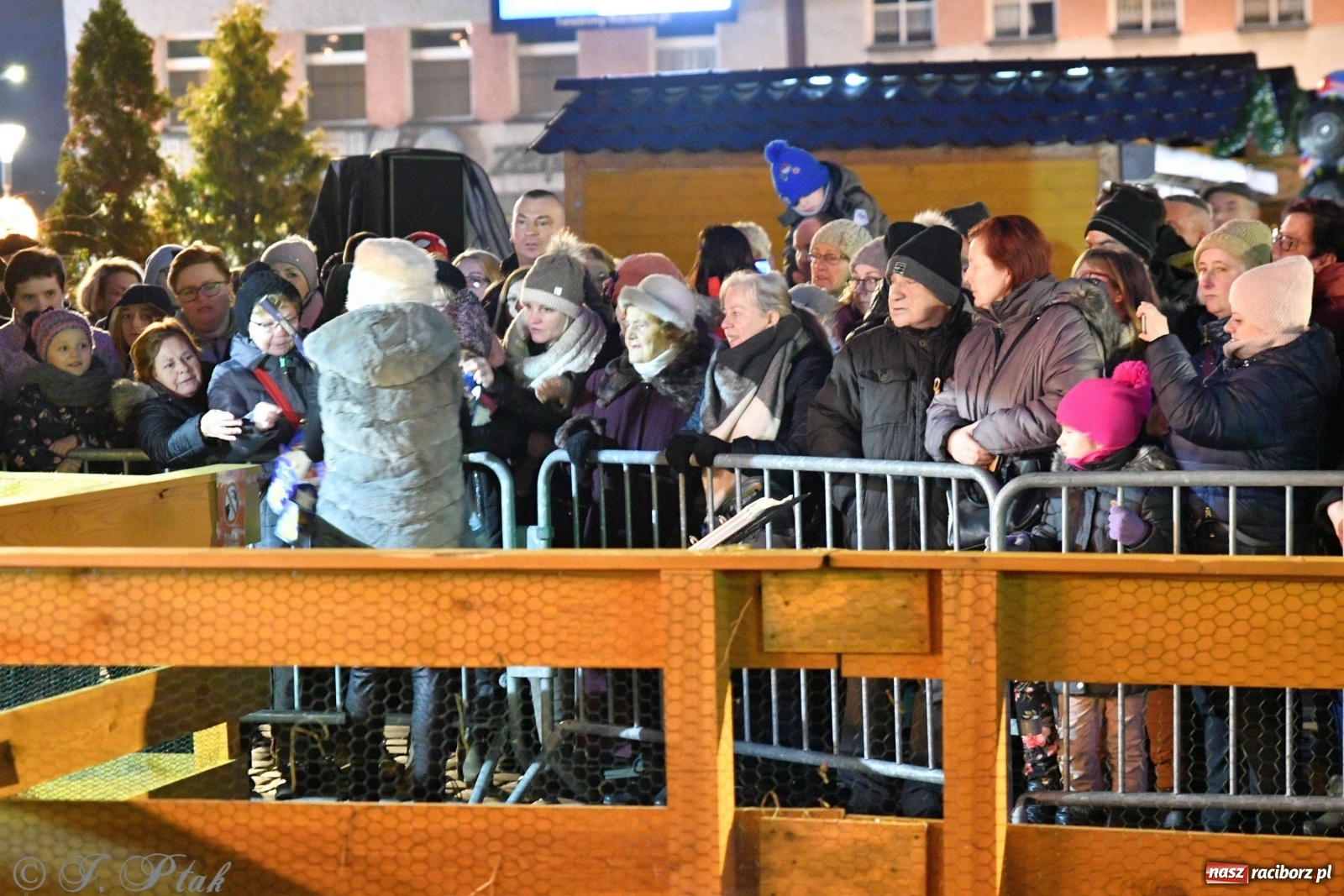 Zdjęcie w galerii na portalu naszraciborz.pl: Raciborskie kolędowanie na Rynku [FOTO i WIDEO] wiadomości z regionu