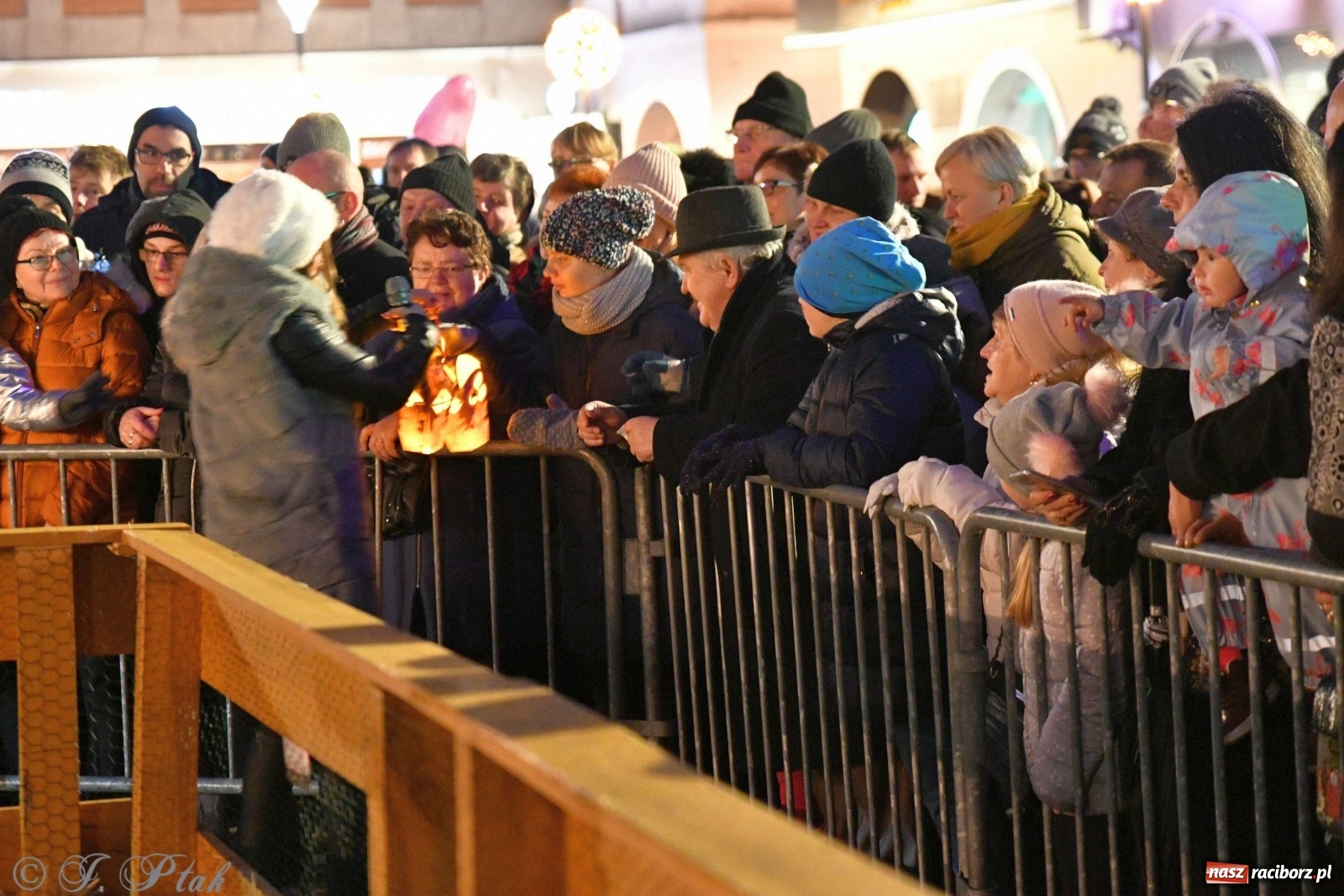 Zdjęcie w galerii na portalu naszraciborz.pl: Raciborskie kolędowanie na Rynku [FOTO i WIDEO] wiadomości z regionu