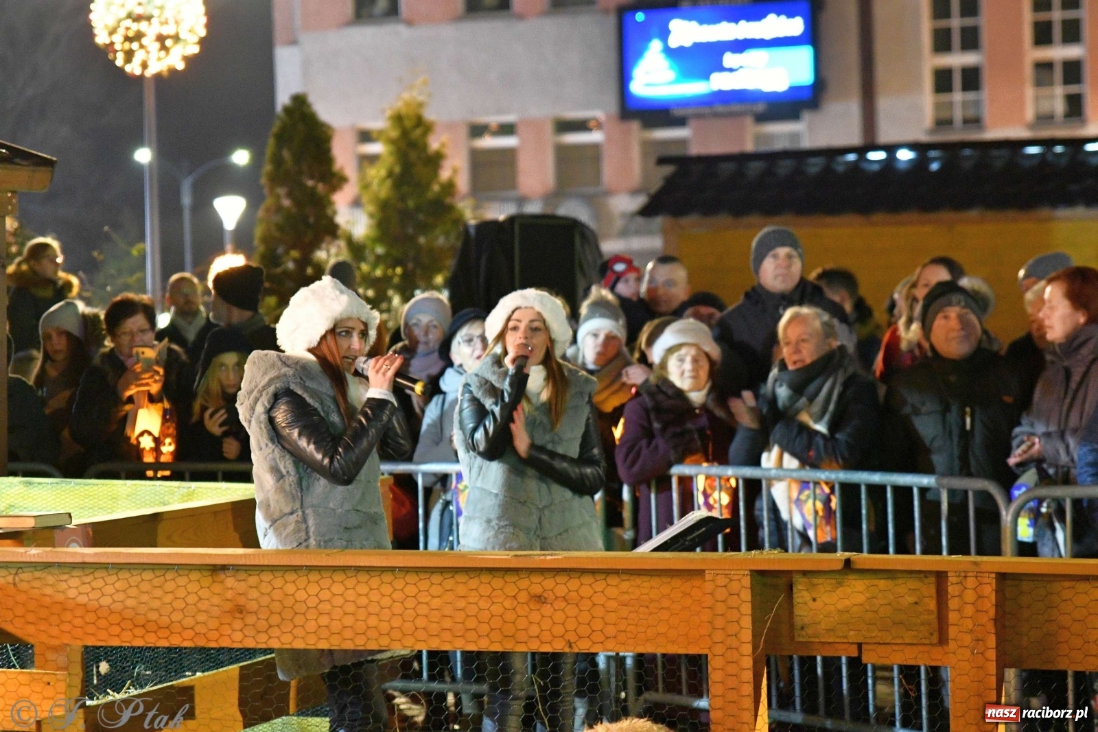 Zdjęcie w galerii na portalu naszraciborz.pl: Raciborskie kolędowanie na Rynku [FOTO i WIDEO] wiadomości z regionu