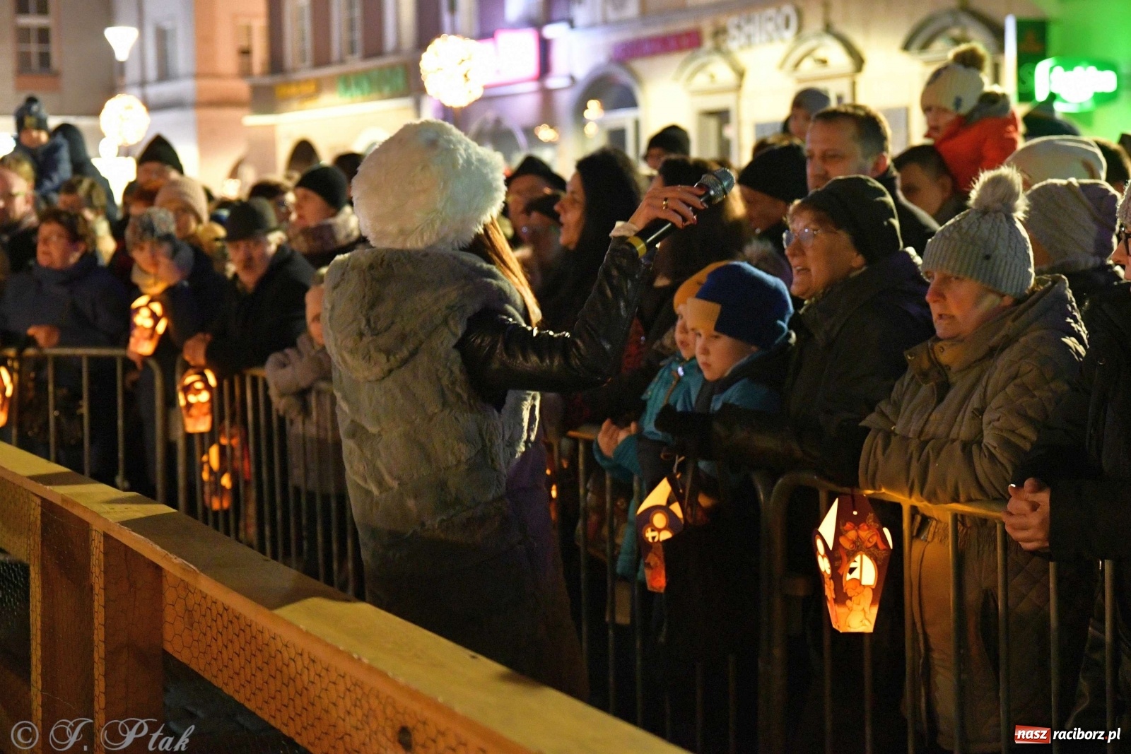 Zdjęcie w galerii na portalu naszraciborz.pl: Raciborskie kolędowanie na Rynku [FOTO i WIDEO] wiadomości z regionu
