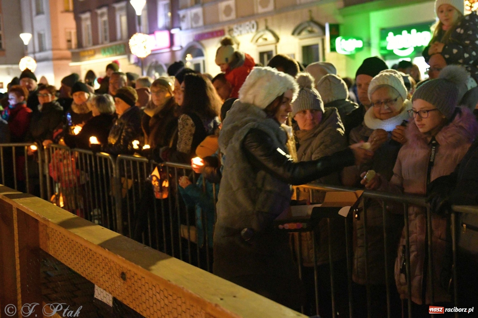 Zdjęcie w galerii na portalu naszraciborz.pl: Raciborskie kolędowanie na Rynku [FOTO i WIDEO] wiadomości z regionu