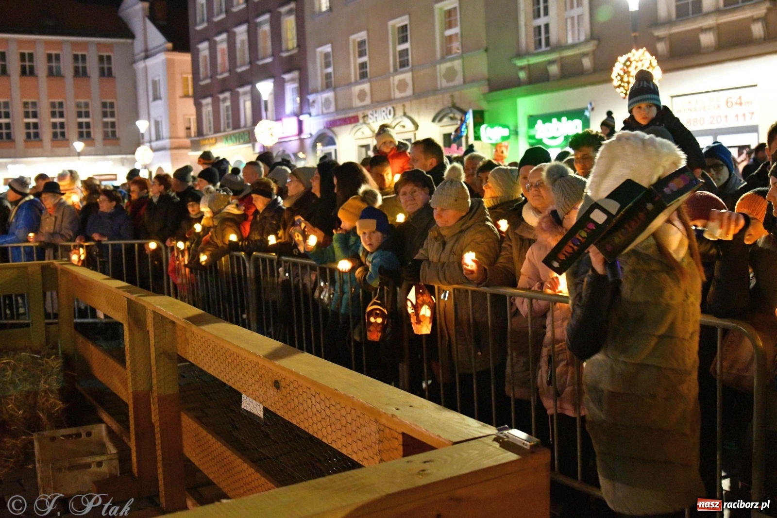 Zdjęcie w galerii na portalu naszraciborz.pl: Raciborskie kolędowanie na Rynku [FOTO i WIDEO] wiadomości z regionu