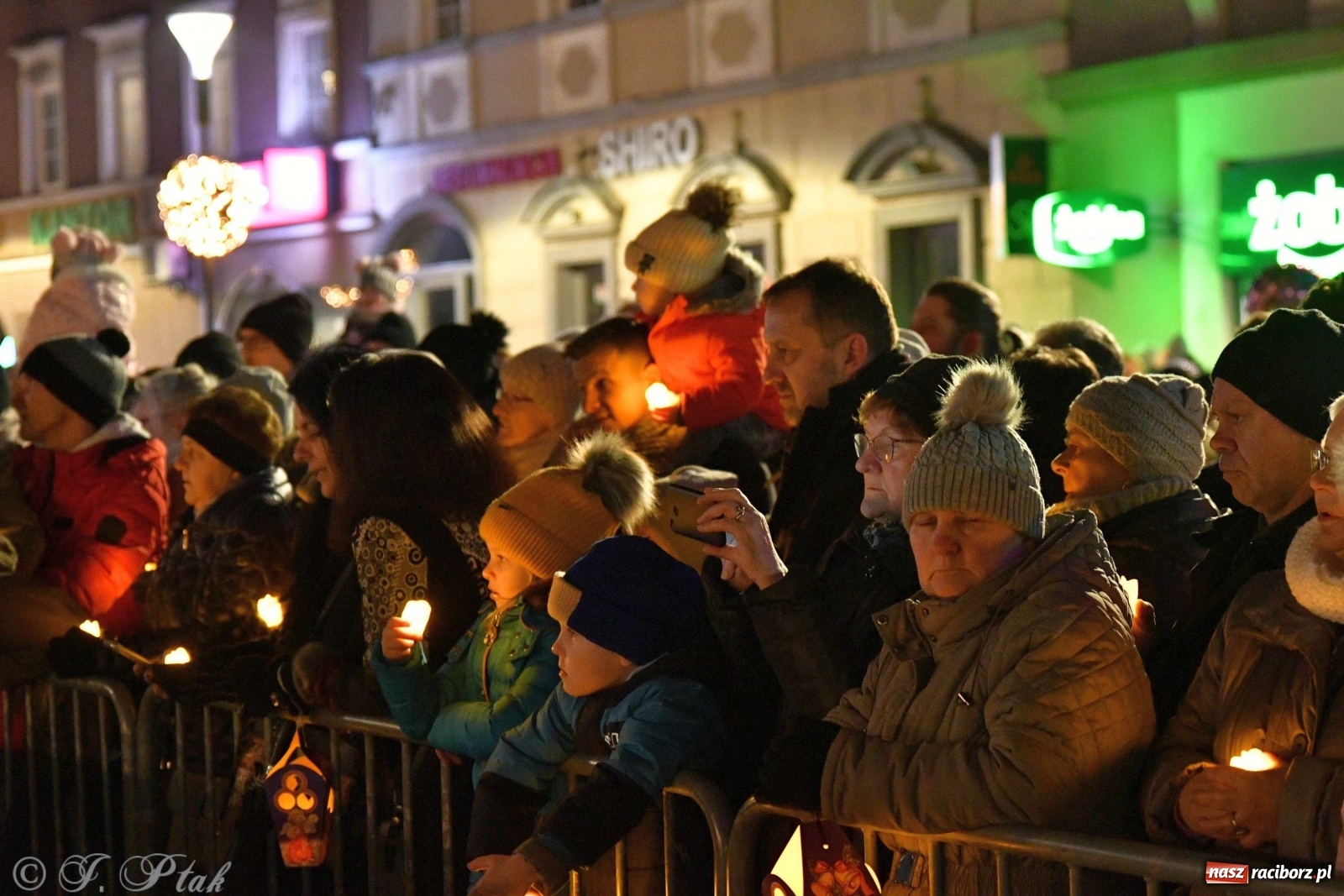 Zdjęcie w galerii na portalu naszraciborz.pl: Raciborskie kolędowanie na Rynku [FOTO i WIDEO] wiadomości z regionu