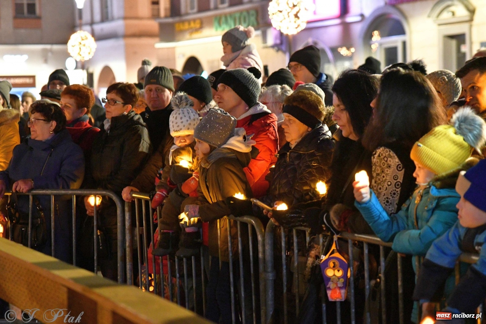 Zdjęcie w galerii na portalu naszraciborz.pl: Raciborskie kolędowanie na Rynku [FOTO i WIDEO] wiadomości z regionu