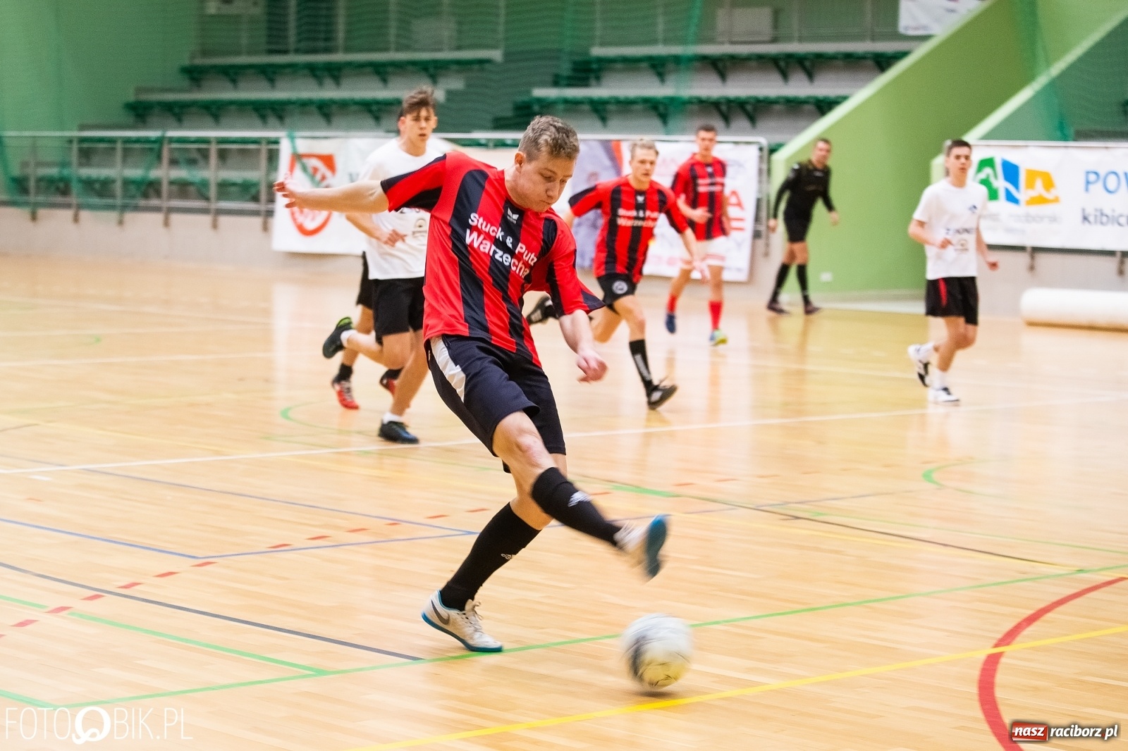 Zdjęcie w galerii na portalu naszraciborz.pl: HLPN. Obrońca tytułu utarł nosa Fryzjerom wiadomości z regionu