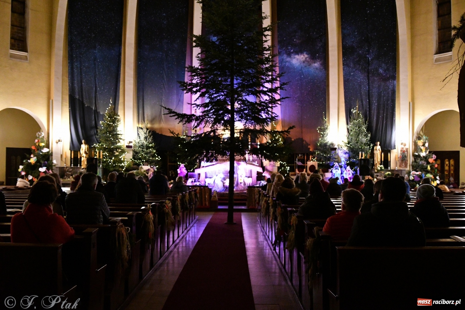 Zdjęcie w galerii na portalu naszraciborz.pl: W centrum jest tylko i wyłącznie Bóg  wiadomości z regionu