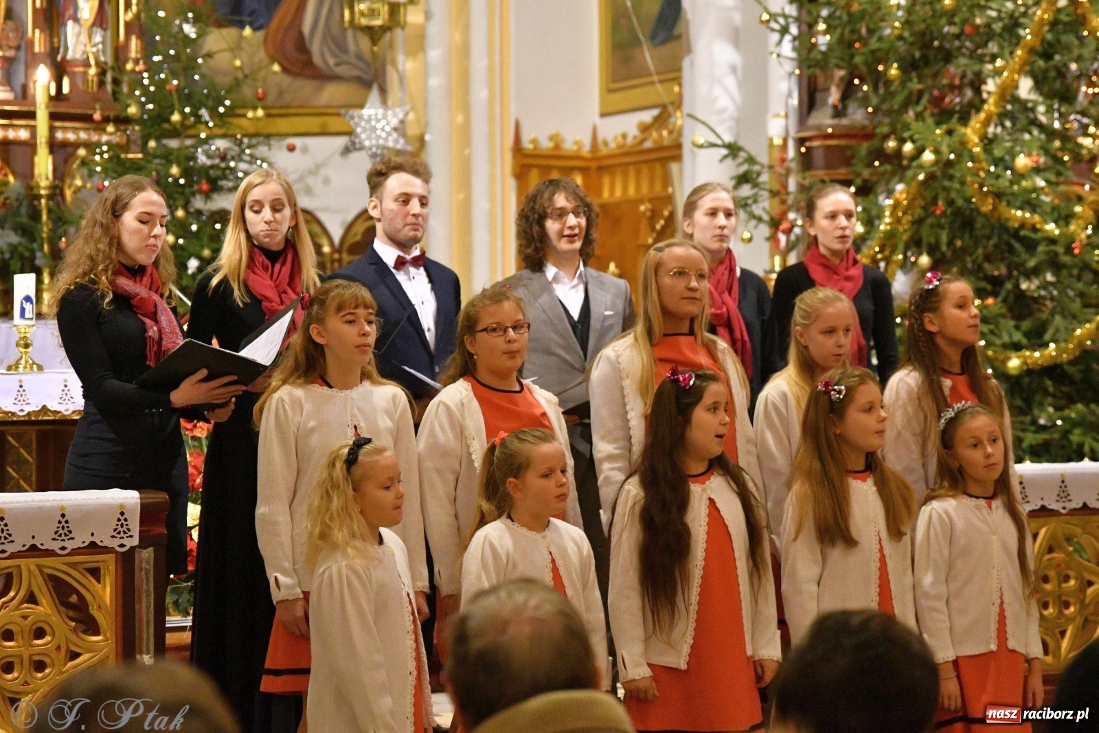 Zdjęcie w galerii na portalu naszraciborz.pl: Kolędy i pastorałki zabrzmiały w świętojańskiej świątyni [FOTO i WIDEO] wiadomości z regionu