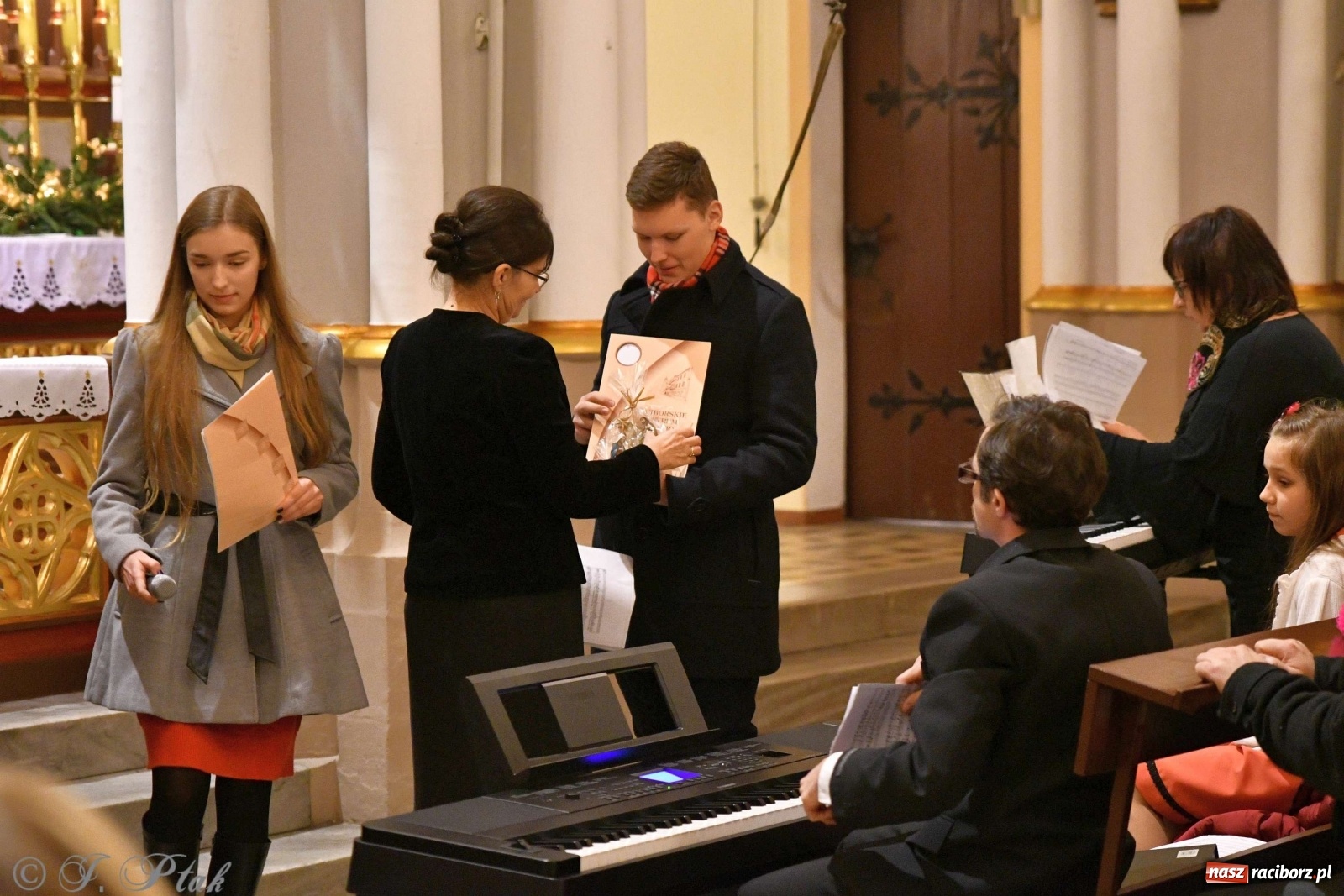 Zdjęcie w galerii na portalu naszraciborz.pl: Kolędy i pastorałki zabrzmiały w świętojańskiej świątyni [FOTO i WIDEO] wiadomości z regionu
