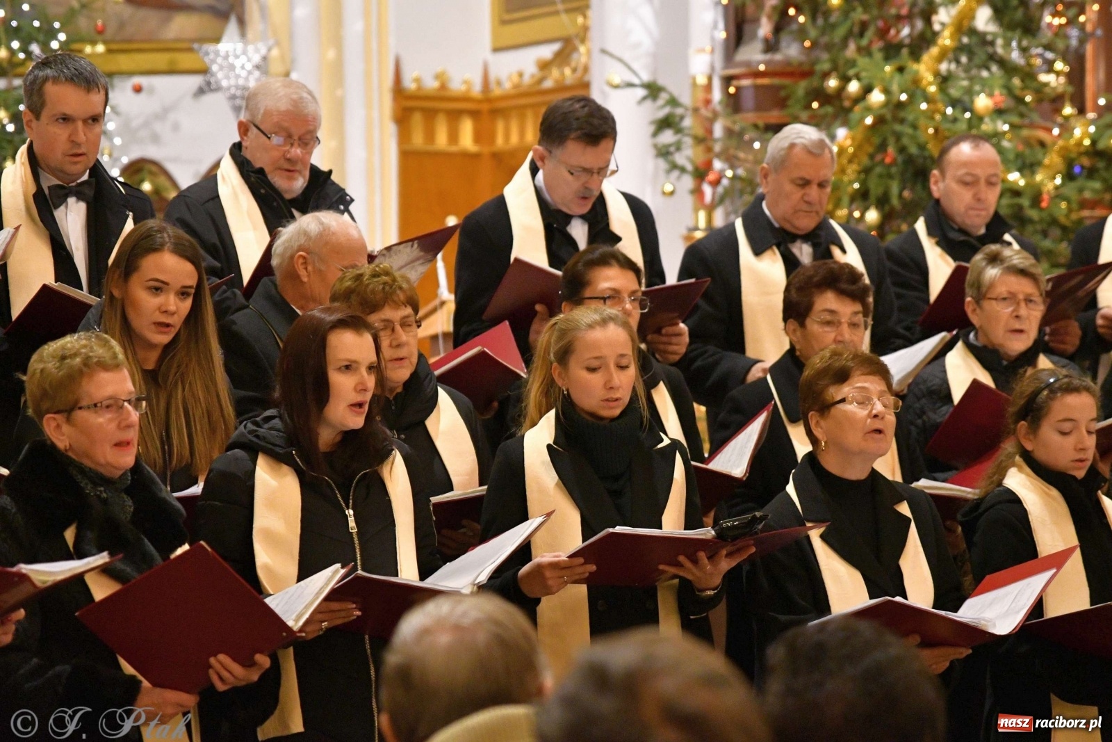 Zdjęcie w galerii na portalu naszraciborz.pl: Kolędy i pastorałki zabrzmiały w świętojańskiej świątyni [FOTO i WIDEO] wiadomości z regionu