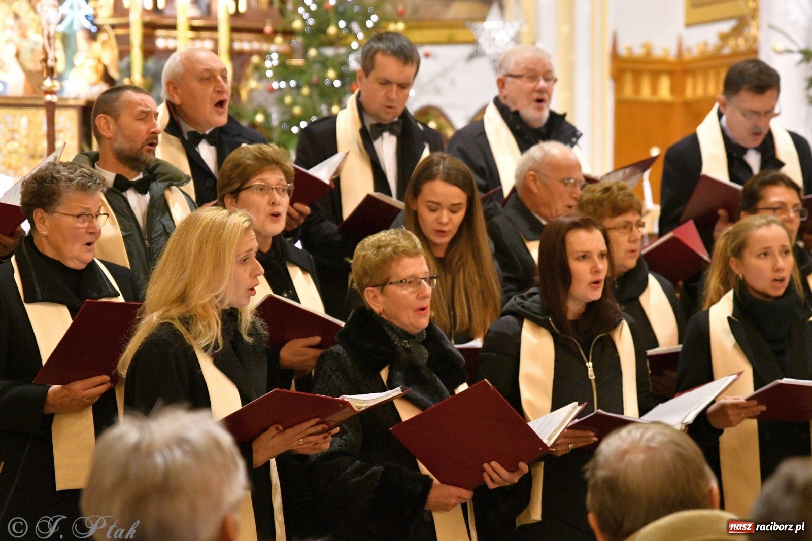 Zdjęcie w galerii na portalu naszraciborz.pl: Kolędy i pastorałki zabrzmiały w świętojańskiej świątyni [FOTO i WIDEO] wiadomości z regionu