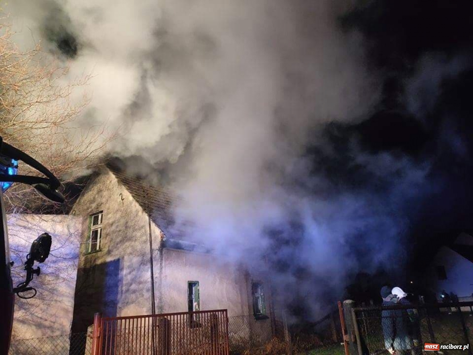 Zdjęcie w galerii na portalu naszraciborz.pl: Pożar domu w Nędzy na Drzymały [FOTO] wiadomości z regionu