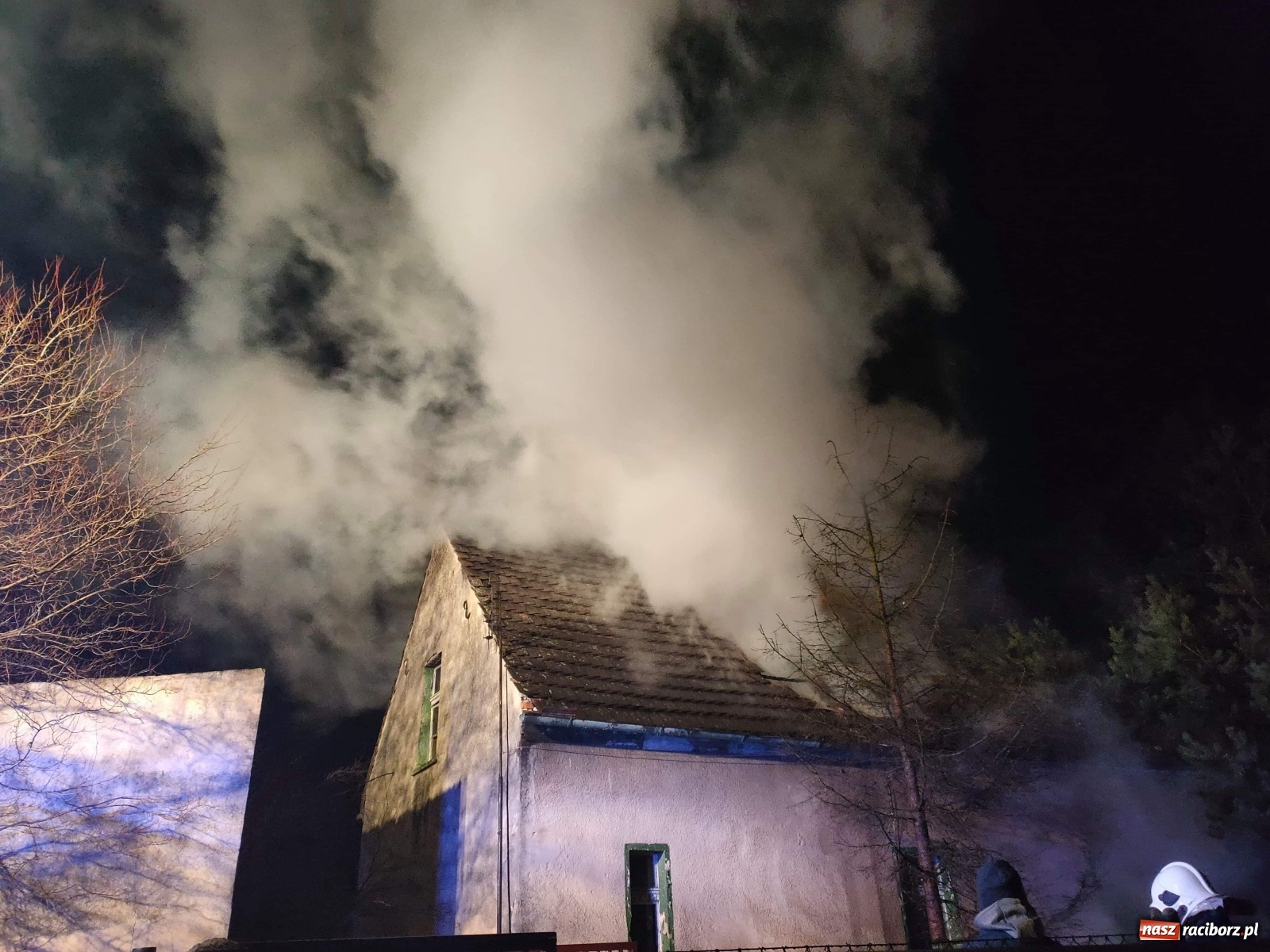 Zdjęcie w galerii na portalu naszraciborz.pl: Pożar domu w Nędzy na Drzymały [FOTO] wiadomości z regionu