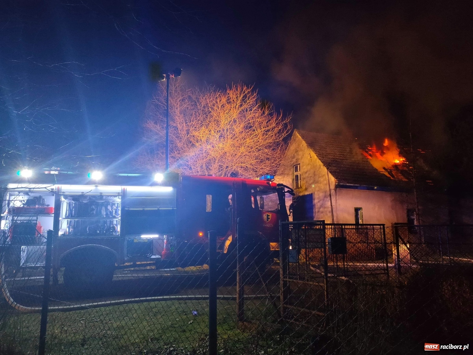 Zdjęcie w galerii na portalu naszraciborz.pl: Pożar domu w Nędzy na Drzymały [FOTO] wiadomości z regionu