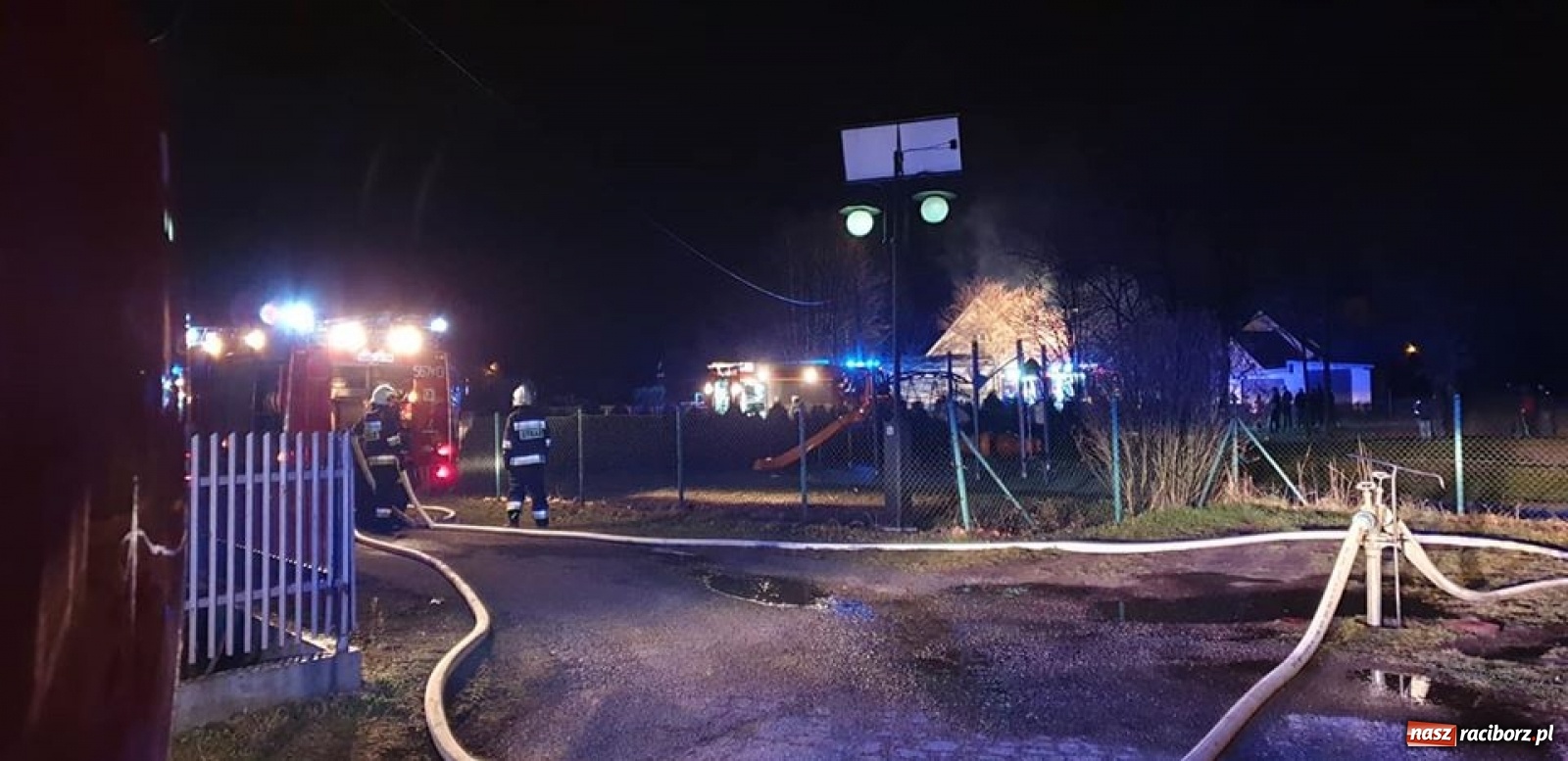 Zdjęcie w galerii na portalu naszraciborz.pl: Pożar domu w Nędzy na Drzymały [FOTO] wiadomości z regionu
