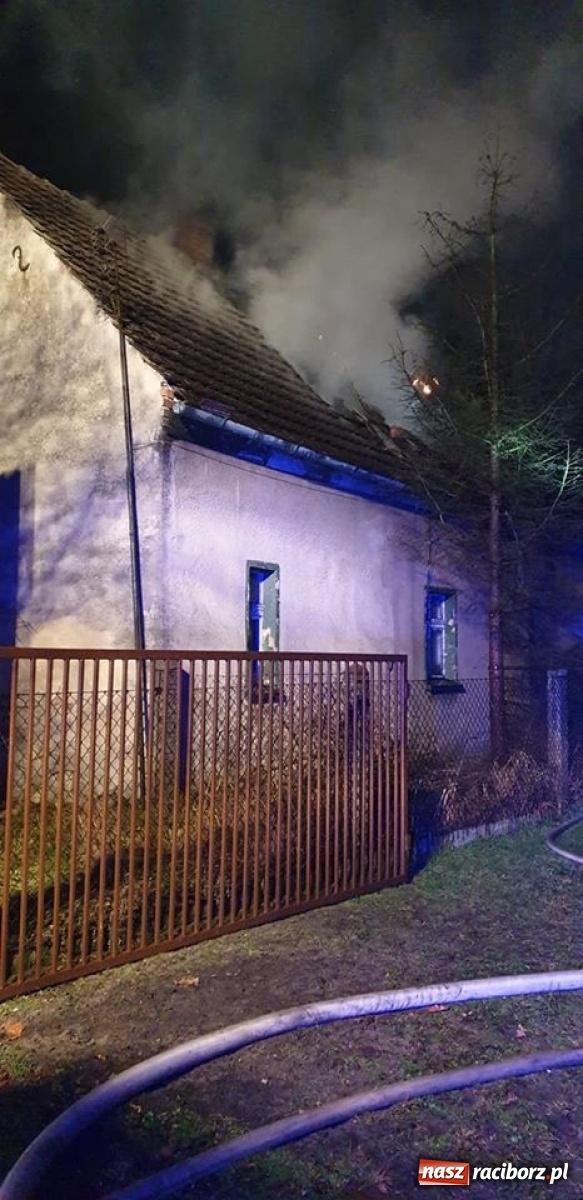 Zdjęcie w galerii na portalu naszraciborz.pl: Pożar domu w Nędzy na Drzymały [FOTO] wiadomości z regionu