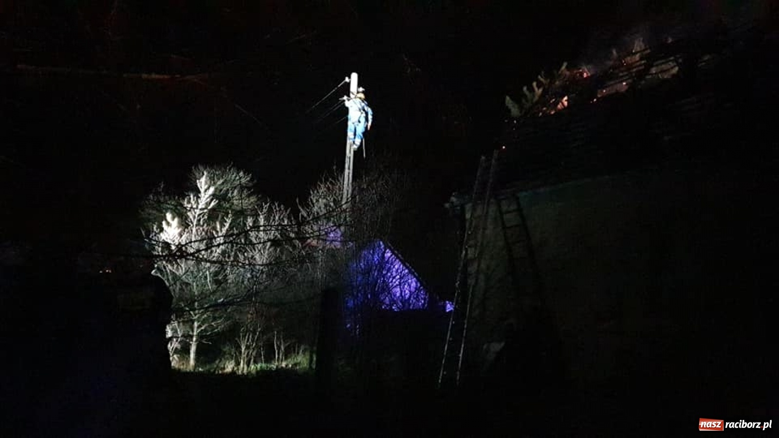 Zdjęcie w galerii na portalu naszraciborz.pl: Pożar domu w Nędzy na Drzymały [FOTO] wiadomości z regionu