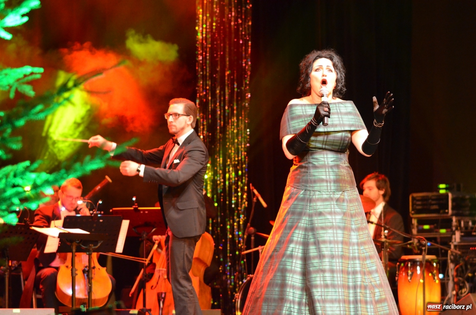 Zdjęcie w galerii na portalu naszraciborz.pl: Klasyka z humorem. Wielka Gala Sylwestrowa w RCK [FOTO i WIDEO] wiadomości z regionu