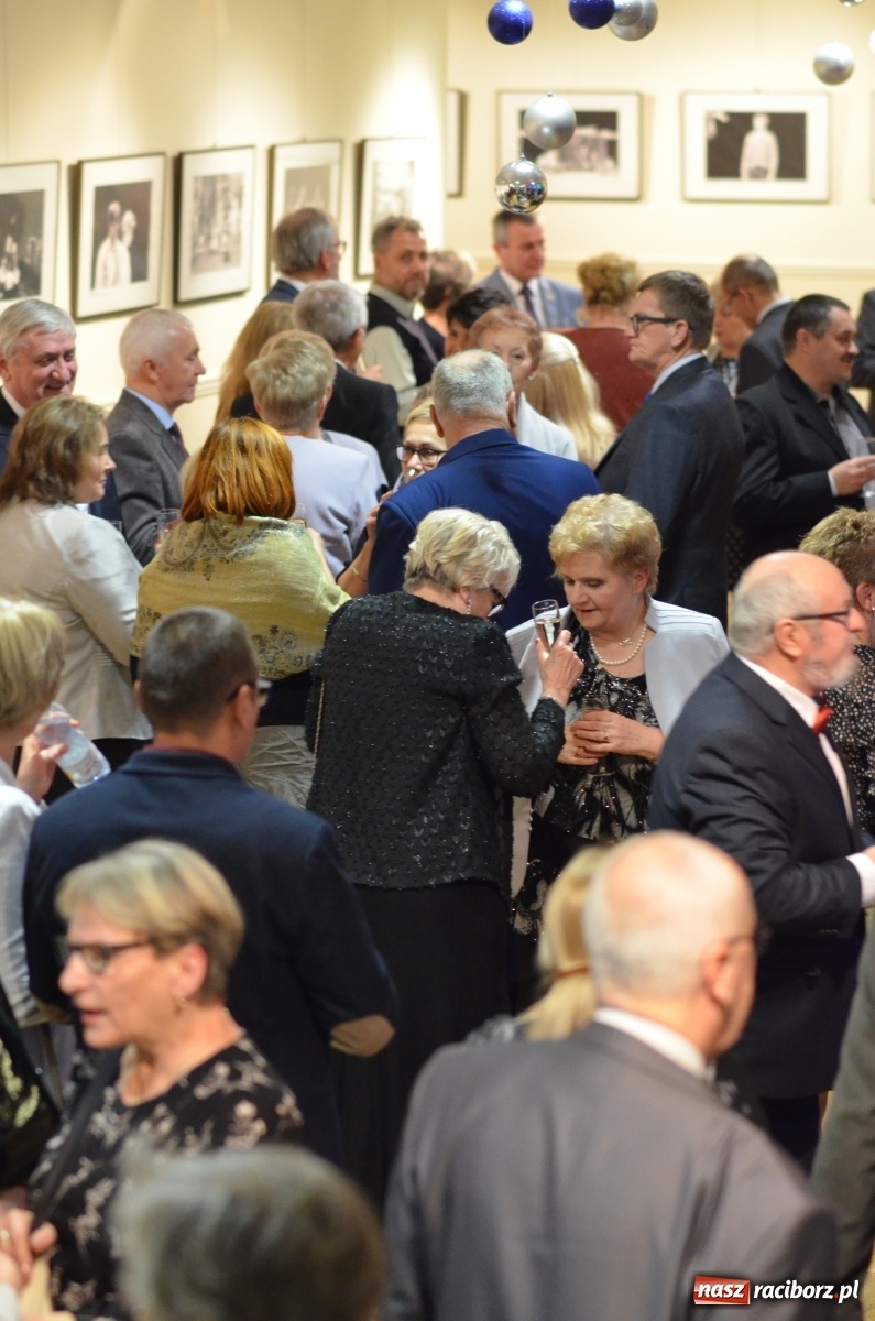 Zdjęcie w galerii na portalu naszraciborz.pl: Klasyka z humorem. Wielka Gala Sylwestrowa w RCK [FOTO i WIDEO] wiadomości z regionu