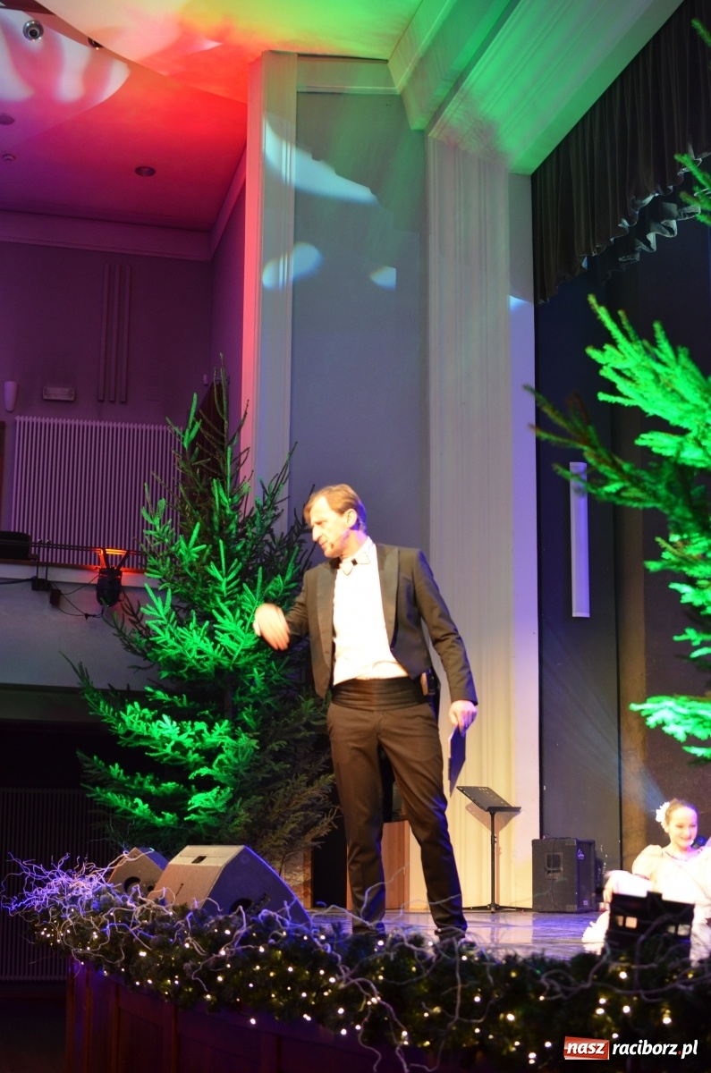Zdjęcie w galerii na portalu naszraciborz.pl: Klasyka z humorem. Wielka Gala Sylwestrowa w RCK [FOTO i WIDEO] wiadomości z regionu