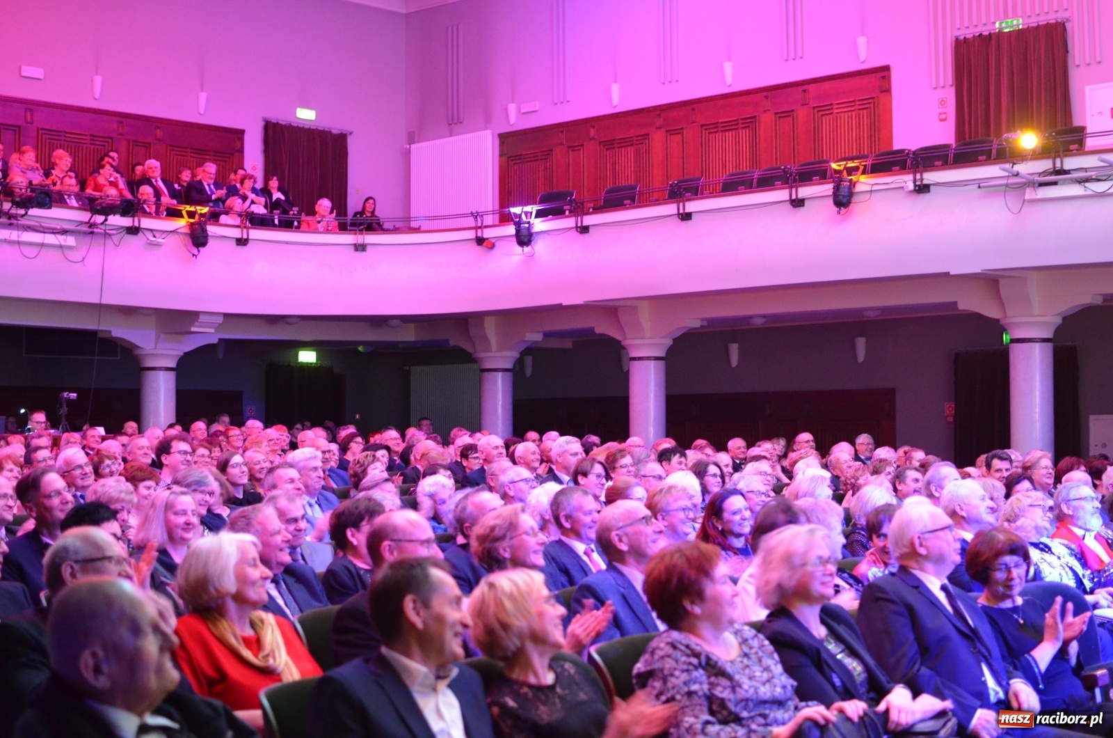 Zdjęcie w galerii na portalu naszraciborz.pl: Klasyka z humorem. Wielka Gala Sylwestrowa w RCK [FOTO i WIDEO] wiadomości z regionu