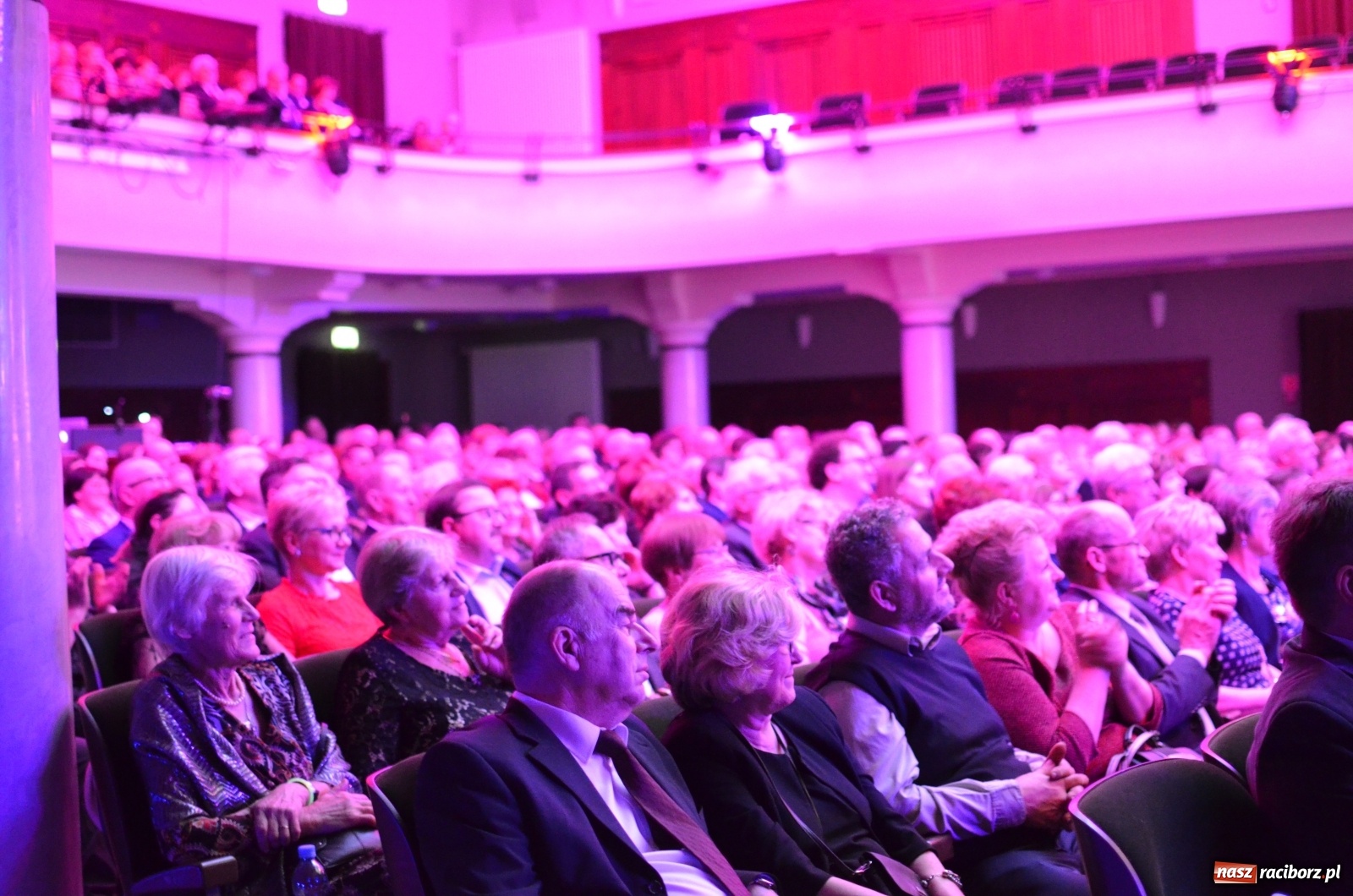 Zdjęcie w galerii na portalu naszraciborz.pl: Klasyka z humorem. Wielka Gala Sylwestrowa w RCK [FOTO i WIDEO] wiadomości z regionu