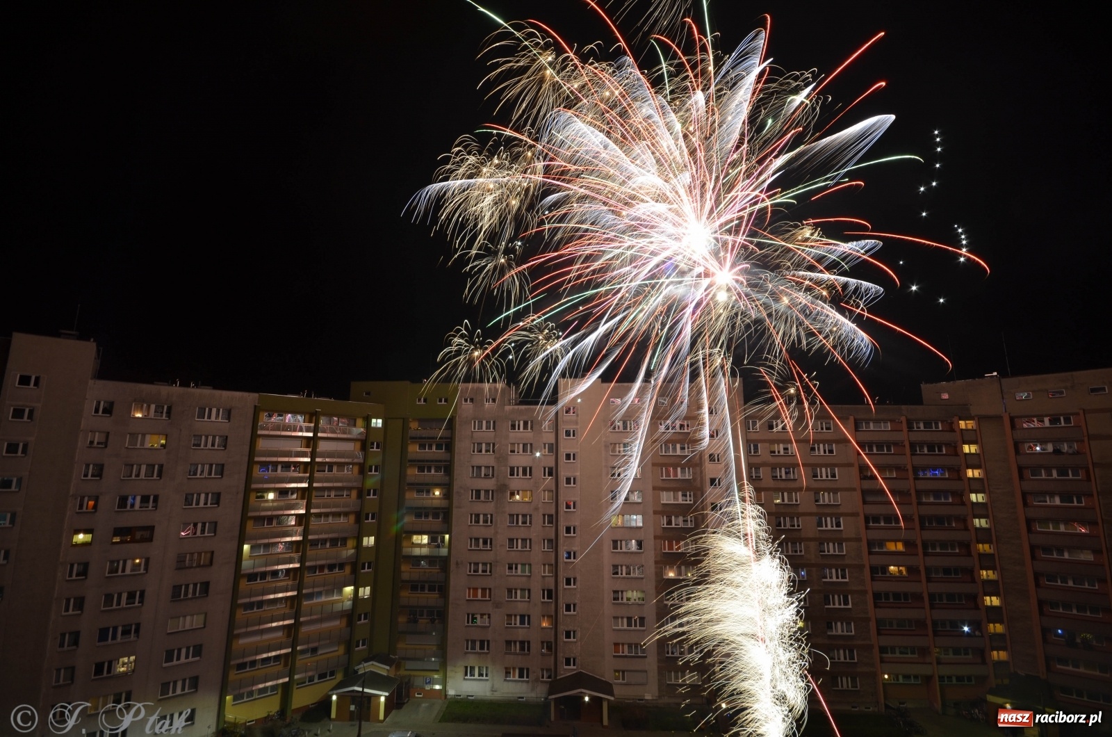 Zdjęcie w galerii na portalu naszraciborz.pl: Noworoczne niebo nad Raciborzem [FOTO i WIDEO]  wiadomości z regionu