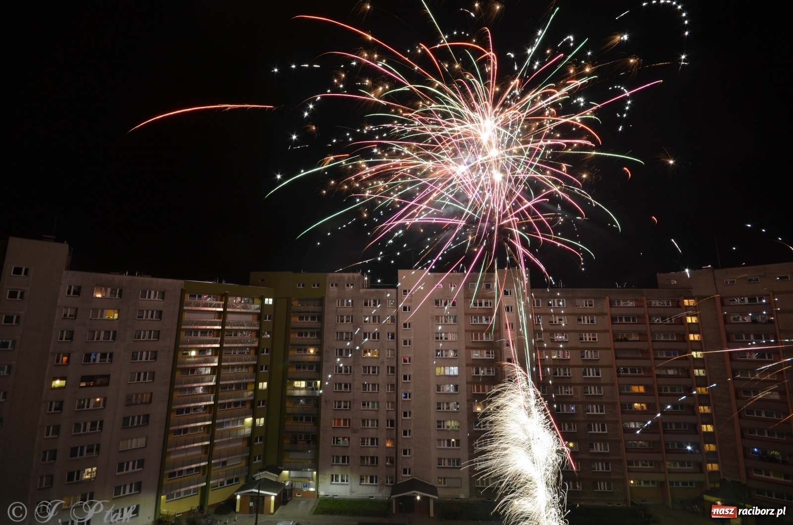 Zdjęcie w galerii na portalu naszraciborz.pl: Noworoczne niebo nad Raciborzem [FOTO i WIDEO]  wiadomości z regionu