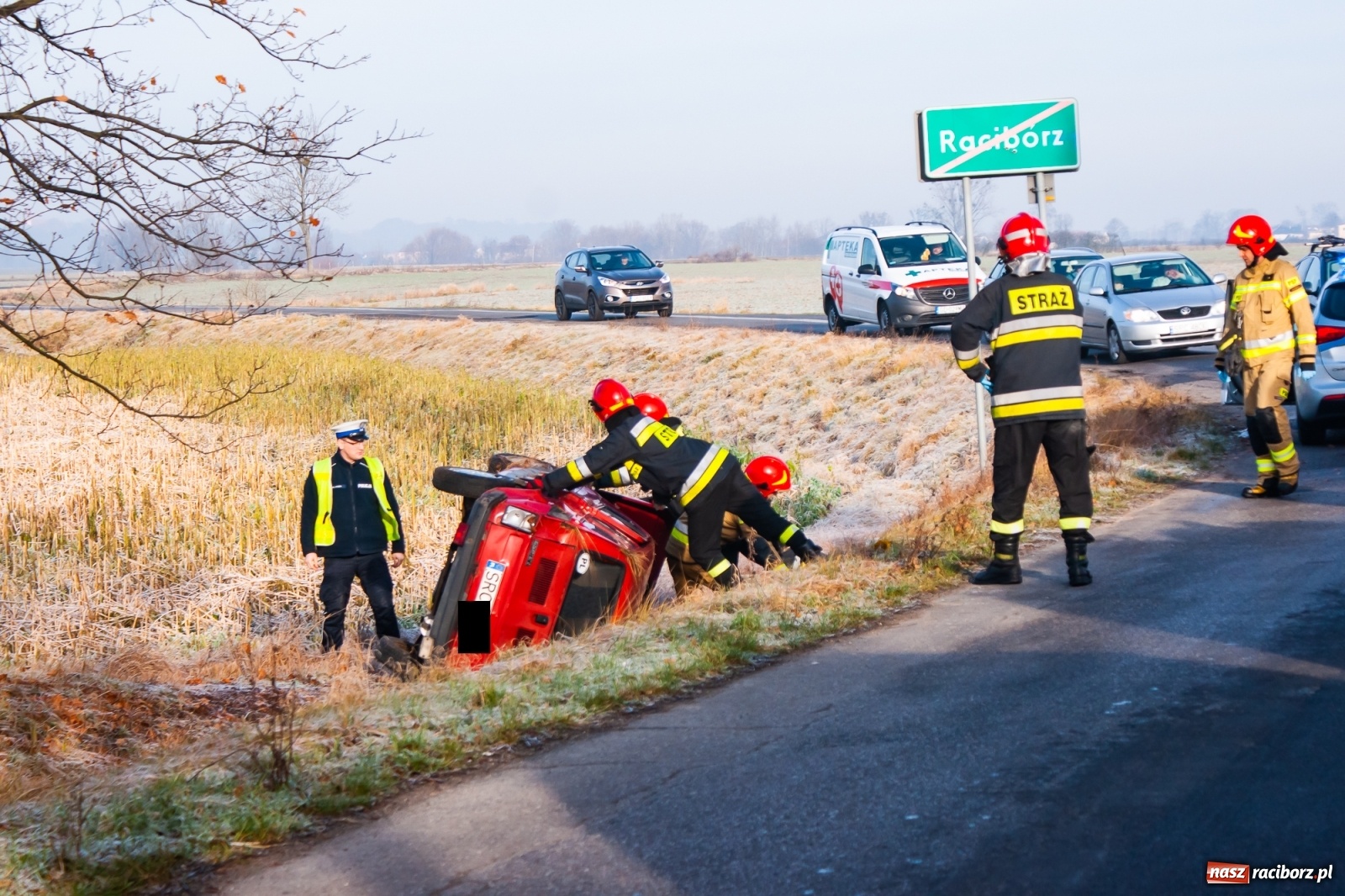 Zdjęcie w galerii na portalu naszraciborz.pl: Maluch wypadł z drogi Racibórz-Zawada Książęca [FOTO] wiadomości z regionu