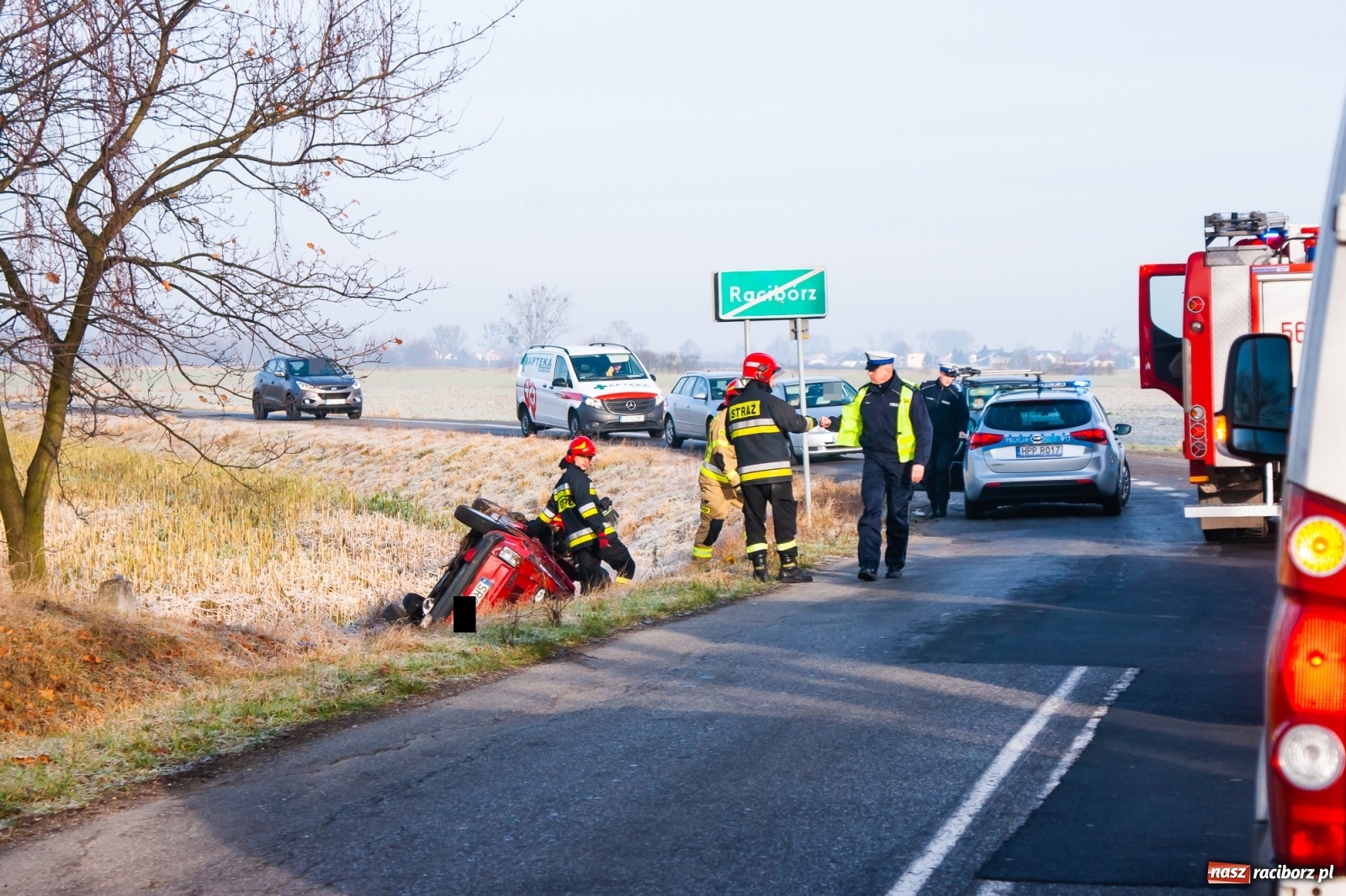 Zdjęcie w galerii na portalu naszraciborz.pl: Maluch wypadł z drogi Racibórz-Zawada Książęca [FOTO] wiadomości z regionu