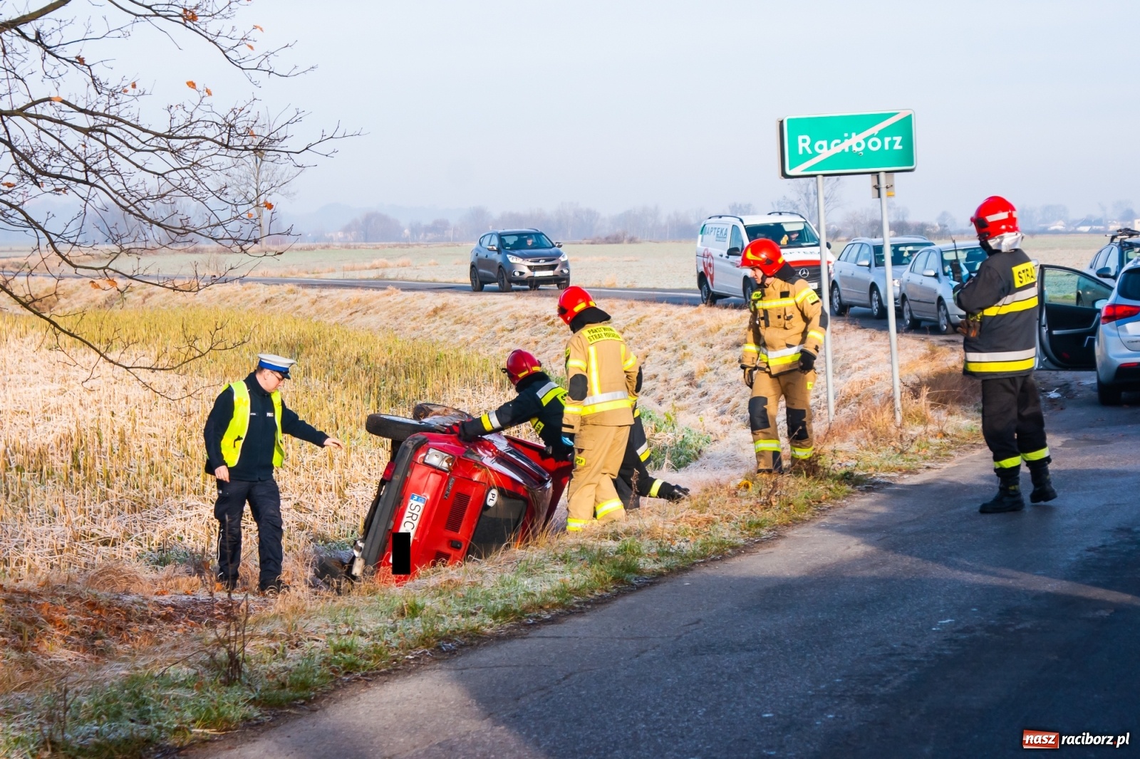 Zdjęcie w galerii na portalu naszraciborz.pl: Maluch wypadł z drogi Racibórz-Zawada Książęca [FOTO] wiadomości z regionu