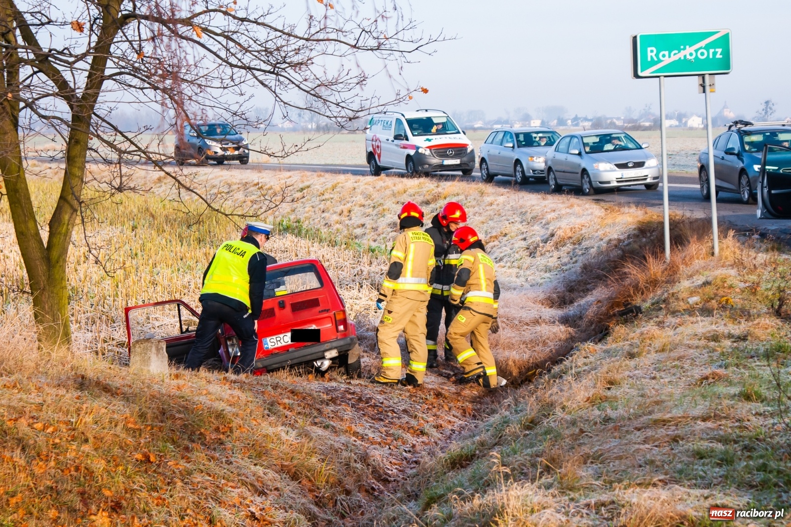 Zdjęcie w galerii na portalu naszraciborz.pl: Maluch wypadł z drogi Racibórz-Zawada Książęca [FOTO] wiadomości z regionu