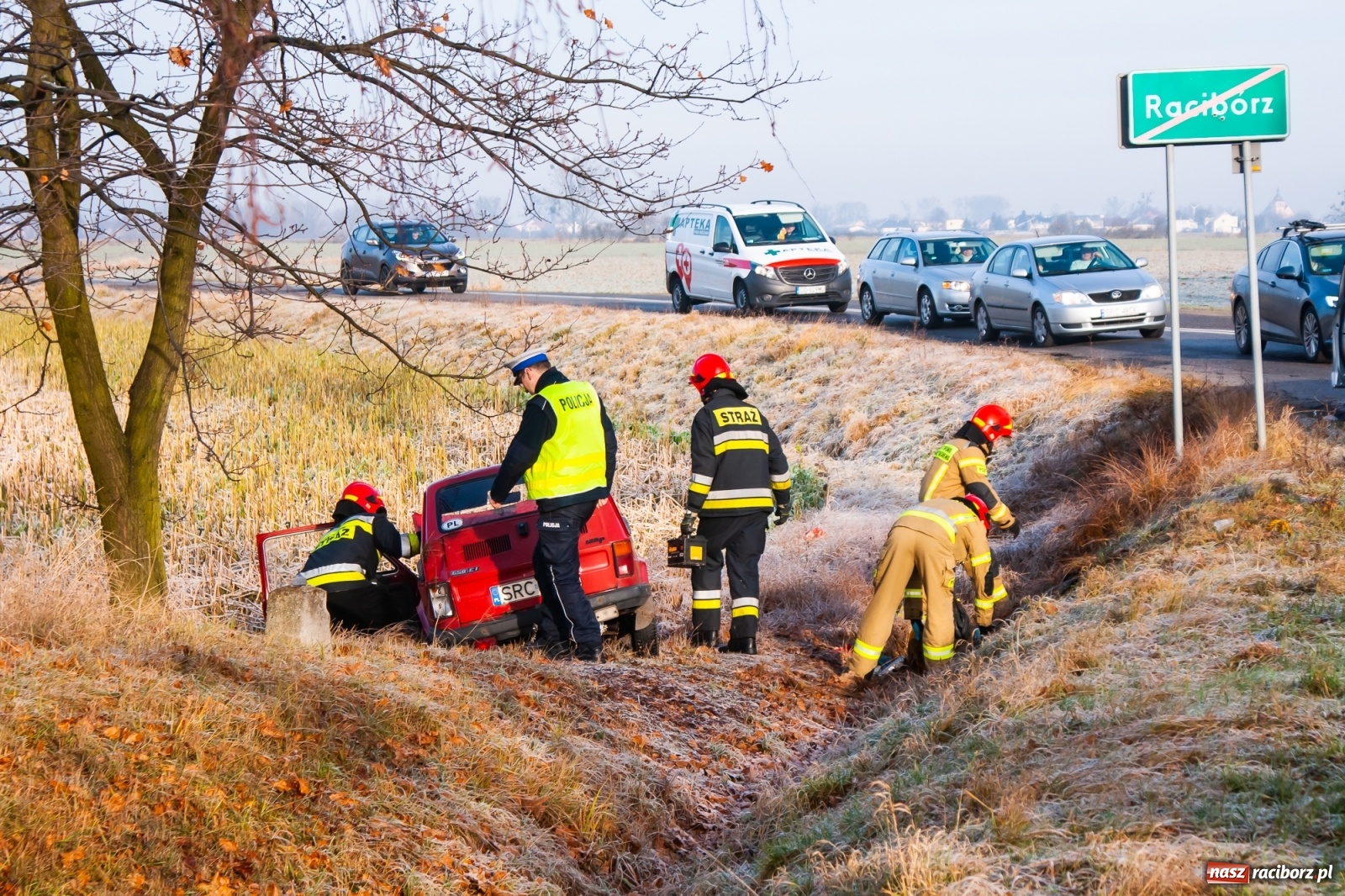Zdjęcie w galerii na portalu naszraciborz.pl: Maluch wypadł z drogi Racibórz-Zawada Książęca [FOTO] wiadomości z regionu