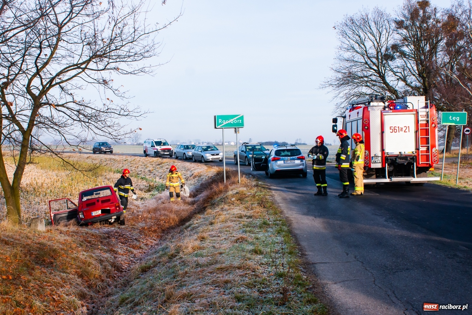 Zdjęcie w galerii na portalu naszraciborz.pl: Maluch wypadł z drogi Racibórz-Zawada Książęca [FOTO] wiadomości z regionu