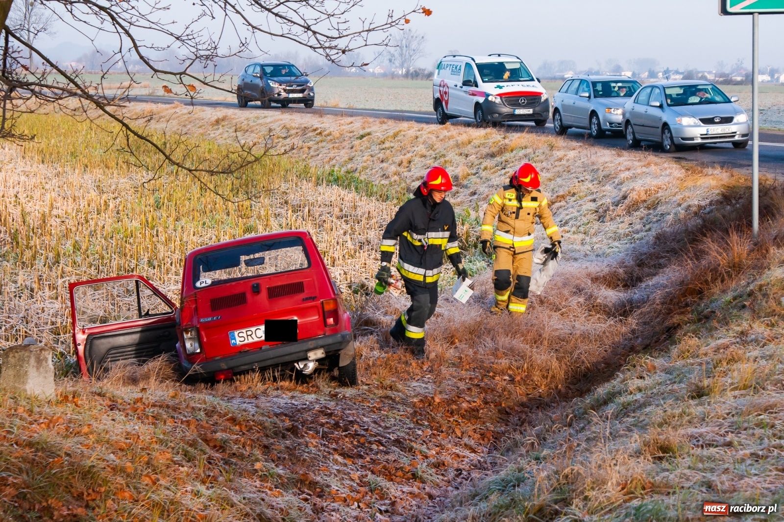 Zdjęcie w galerii na portalu naszraciborz.pl: Maluch wypadł z drogi Racibórz-Zawada Książęca [FOTO] wiadomości z regionu