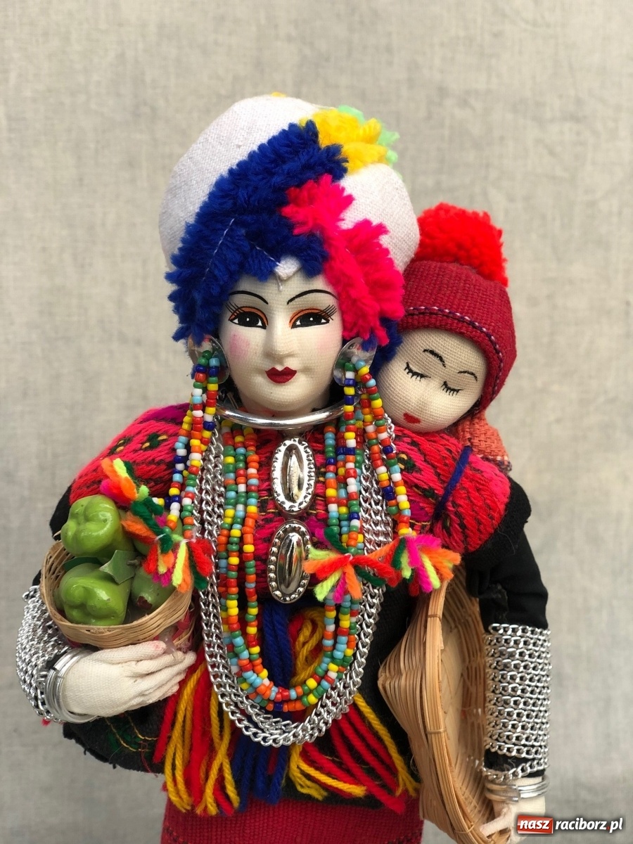 Zdjęcie w galerii na portalu naszraciborz.pl: Lalki świata. Nowa wystawa czasowa w raciborskim Muzeum wiadomości z regionu