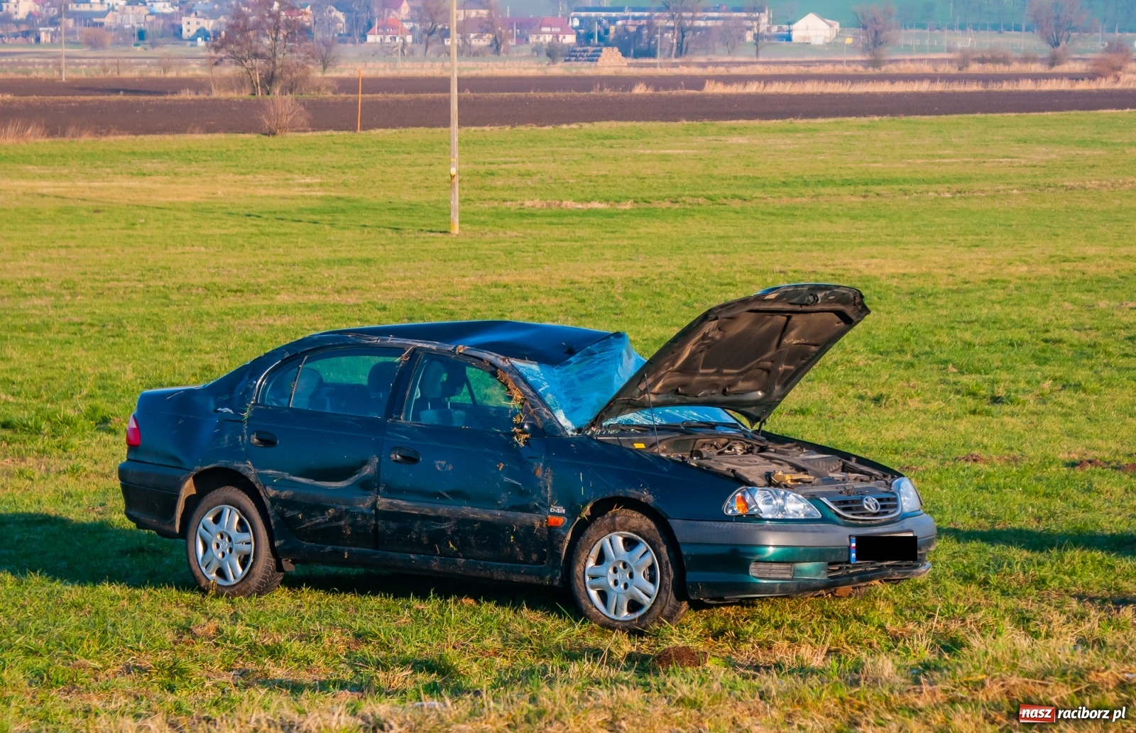 Zdjęcie w galerii na portalu naszraciborz.pl: Toyota dachowała na trasie Bolesław-Borucin wiadomości z regionu