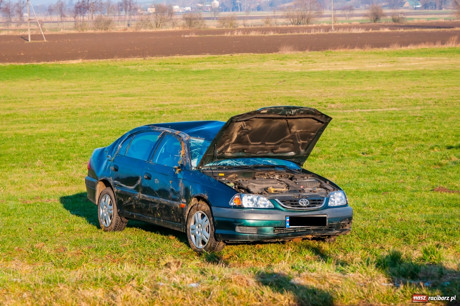 Zdjęcie w galerii na portalu naszraciborz.pl: Toyota dachowała na trasie Bolesław-Borucin wiadomości z regionu