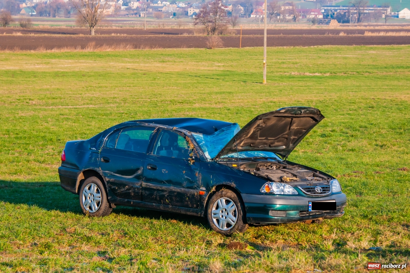 Zdjęcie w galerii na portalu naszraciborz.pl: Toyota dachowała na trasie Bolesław-Borucin wiadomości z regionu