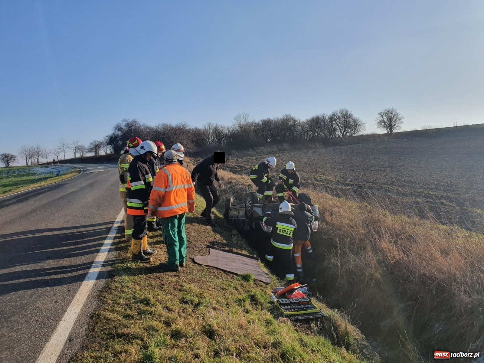 Zdjęcie w galerii na portalu naszraciborz.pl: Kobieta w ciąży dachowała oplem [FOTO] wiadomości z regionu