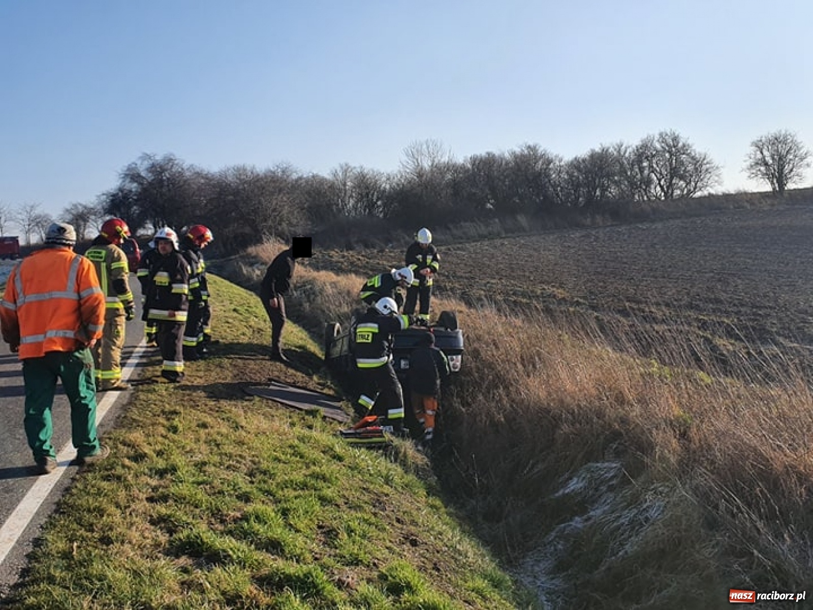 Zdjęcie w galerii na portalu naszraciborz.pl: Kobieta w ciąży dachowała oplem [FOTO] wiadomości z regionu