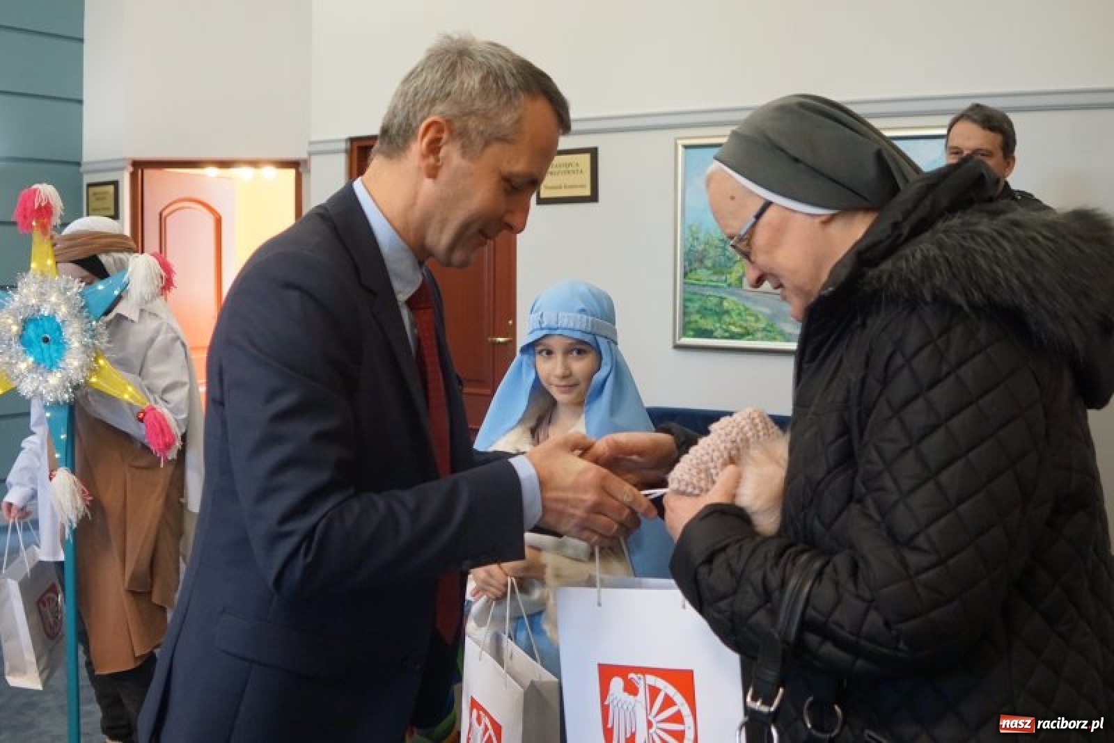 Zdjęcie w galerii na portalu naszraciborz.pl: Kolędnicy misyjni odwiedzili ratusz  wiadomości z regionu
