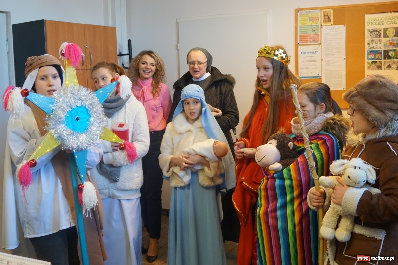 Zdjęcie w galerii na portalu naszraciborz.pl: Kolędnicy misyjni odwiedzili ratusz  wiadomości z regionu