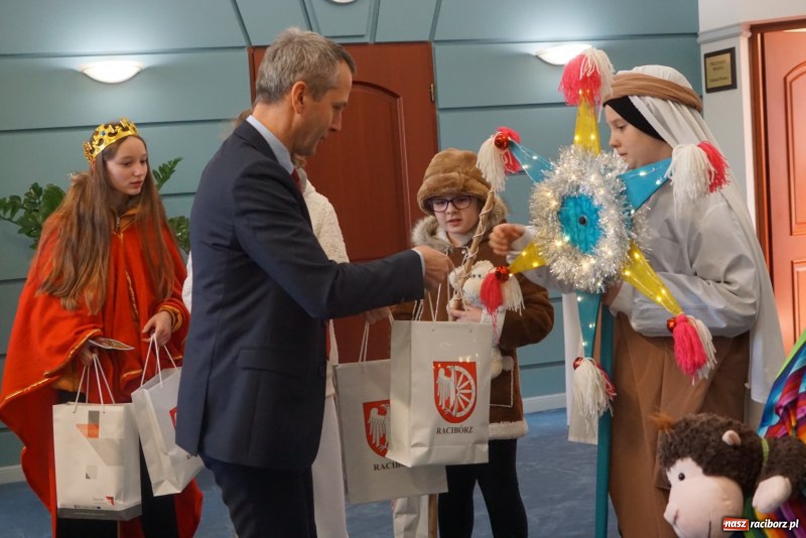 Zdjęcie w galerii na portalu naszraciborz.pl: Kolędnicy misyjni odwiedzili ratusz  wiadomości z regionu